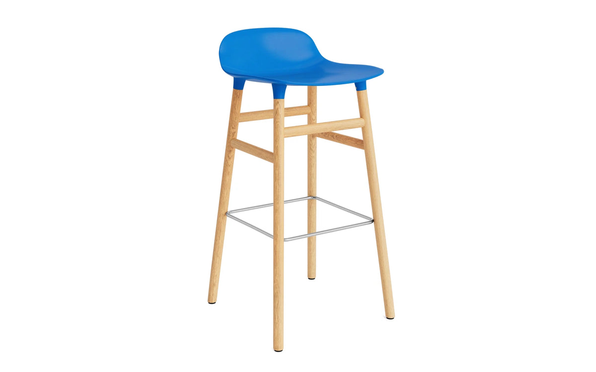 Form Barstuhl 75 cm Leuchtendes Blau/Eiche in Leuchtendes Blau präsentiert im Onlineshop von KAQTU Design AG. Barstuhl ist von Normann Copenhagen