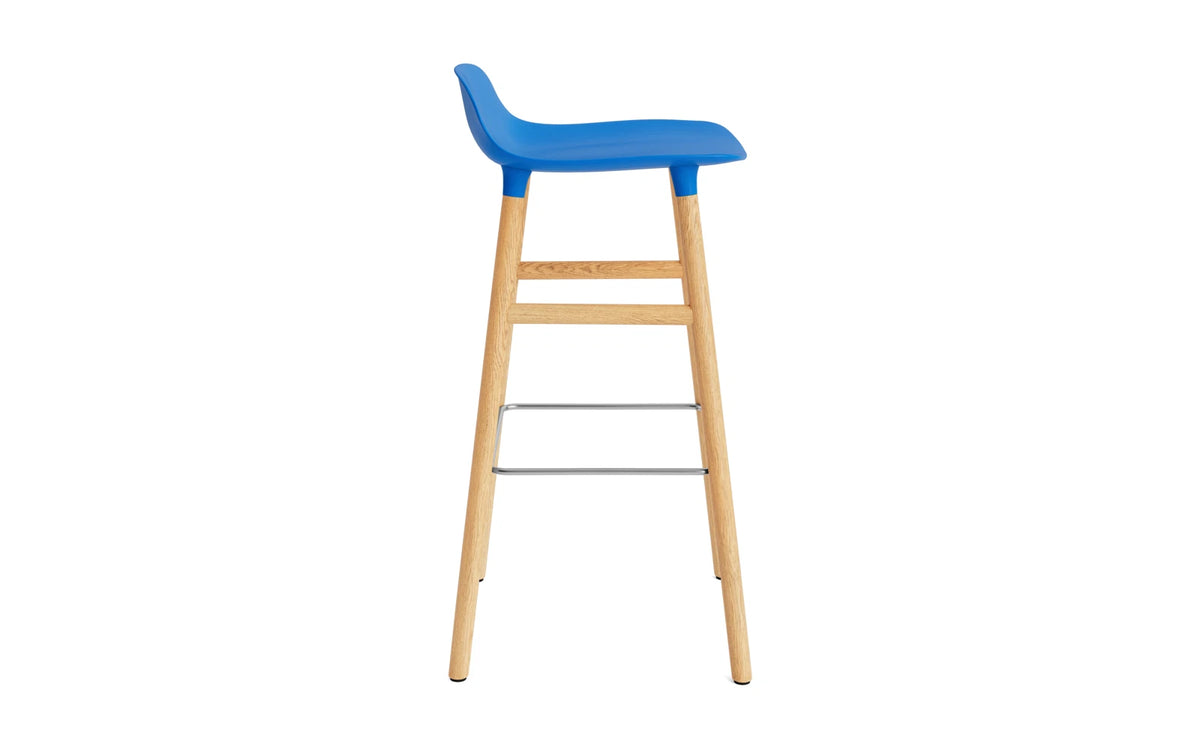 Form Barstuhl 75 cm Leuchtendes Blau/Eiche in Leuchtendes Blau präsentiert im Onlineshop von KAQTU Design AG. Barstuhl ist von Normann Copenhagen