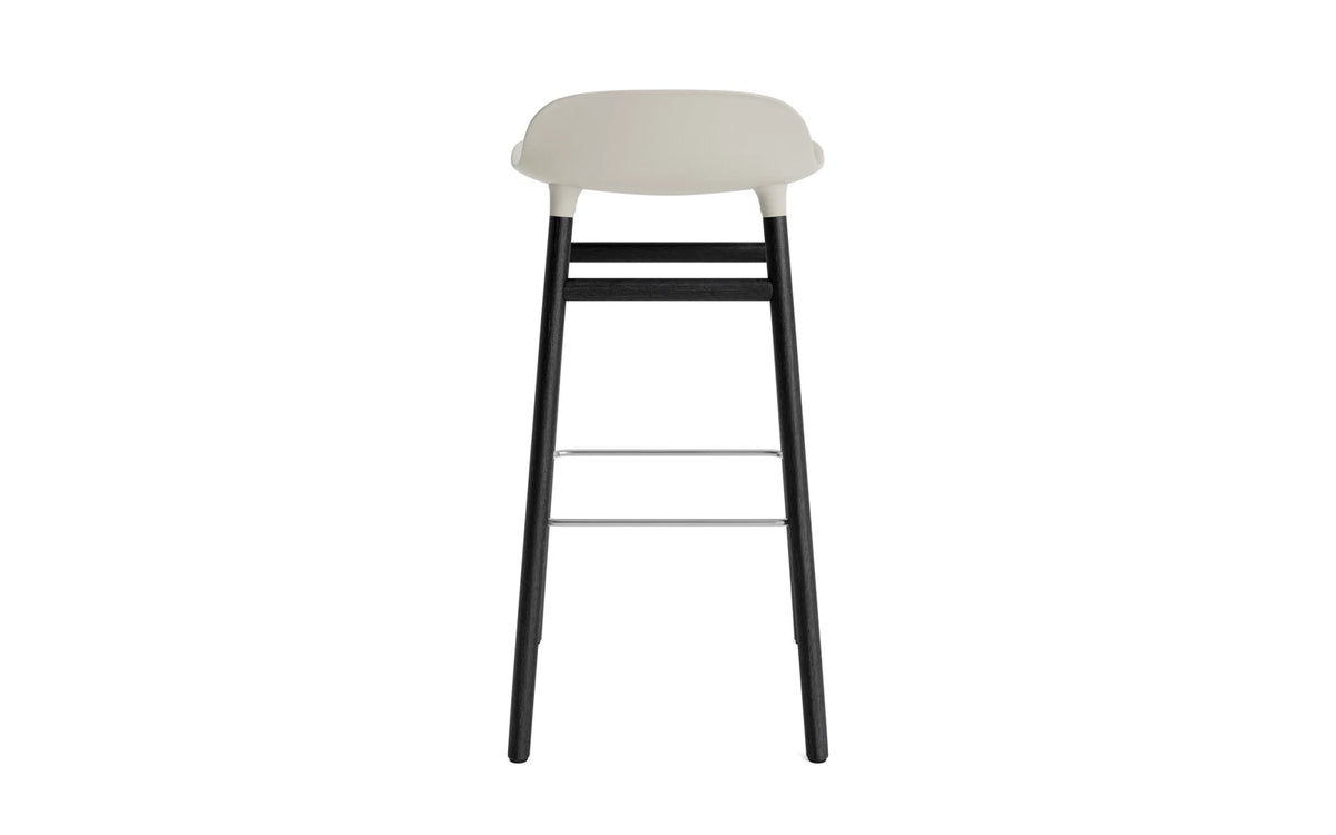 Form Barstuhl 75 cm hellgrau/schwarz in Hellgrau präsentiert im Onlineshop von KAQTU Design AG. Barstuhl ist von Normann Copenhagen