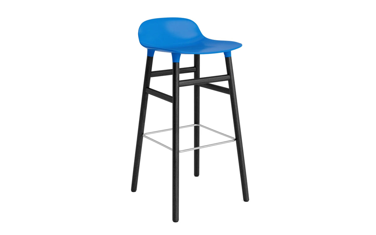 Form Barstuhl 75 cm Leuchtendes Blau/schwarz in Leuchtendes Blau präsentiert im Onlineshop von KAQTU Design AG. Barstuhl ist von Normann Copenhagen
