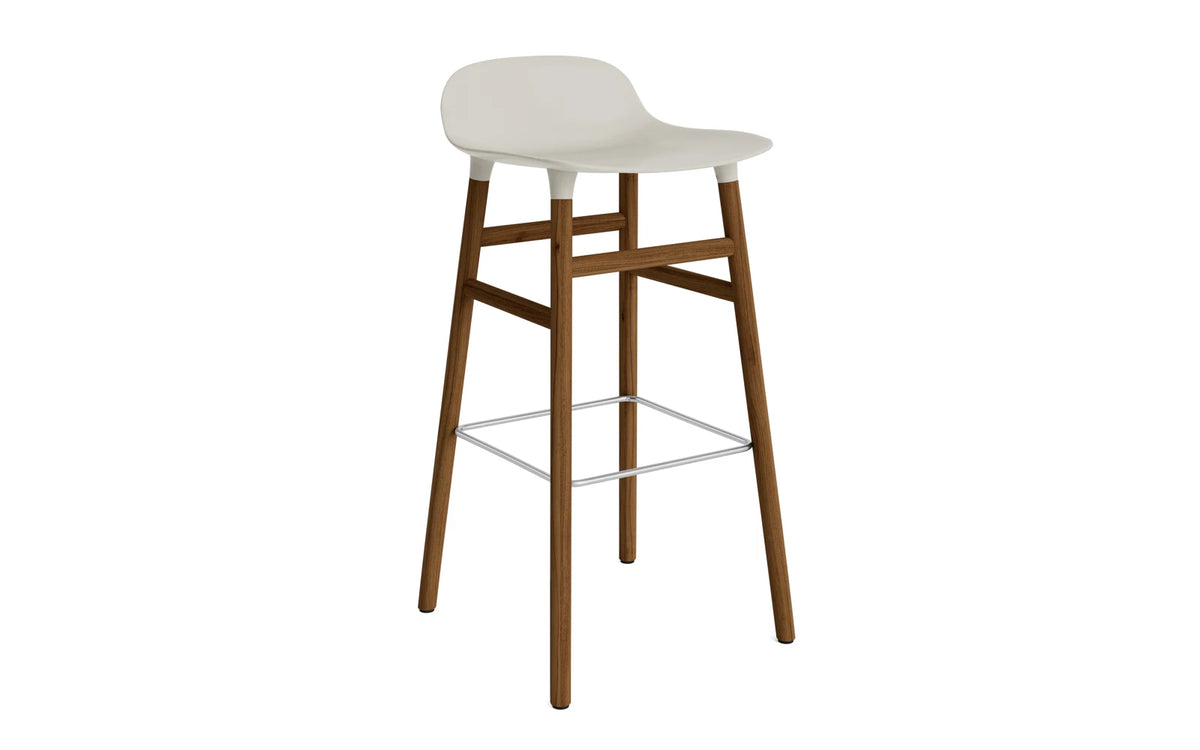 Form Barstuhl 75 cm Hellgrau/Walnuss in Hellgrau präsentiert im Onlineshop von KAQTU Design AG. Barstuhl ist von Normann Copenhagen