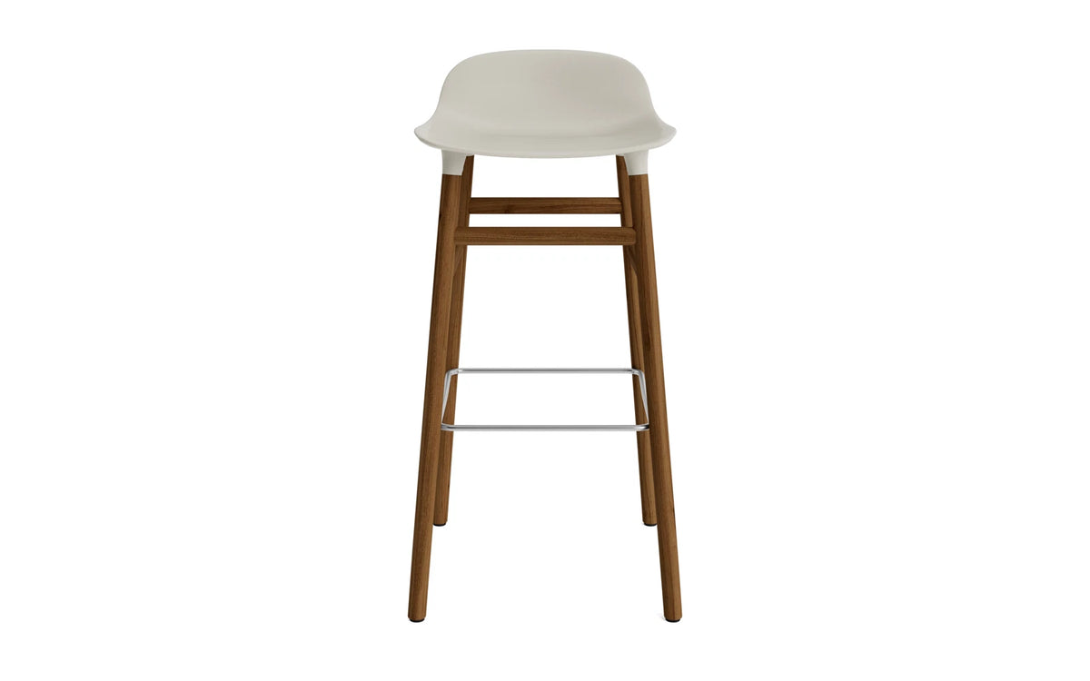 Form Barstuhl 75 cm Hellgrau/Walnuss in Hellgrau präsentiert im Onlineshop von KAQTU Design AG. Barstuhl ist von Normann Copenhagen