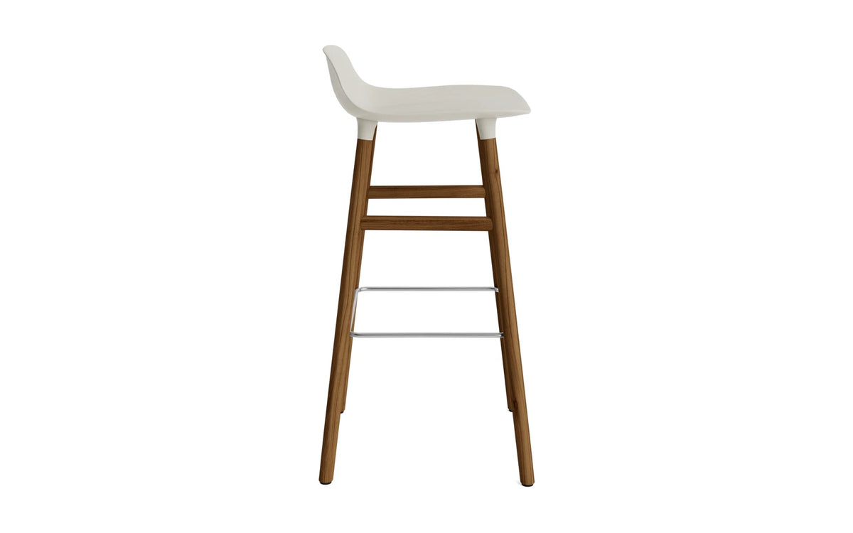 Form Barstuhl 75 cm Hellgrau/Walnuss in Hellgrau präsentiert im Onlineshop von KAQTU Design AG. Barstuhl ist von Normann Copenhagen