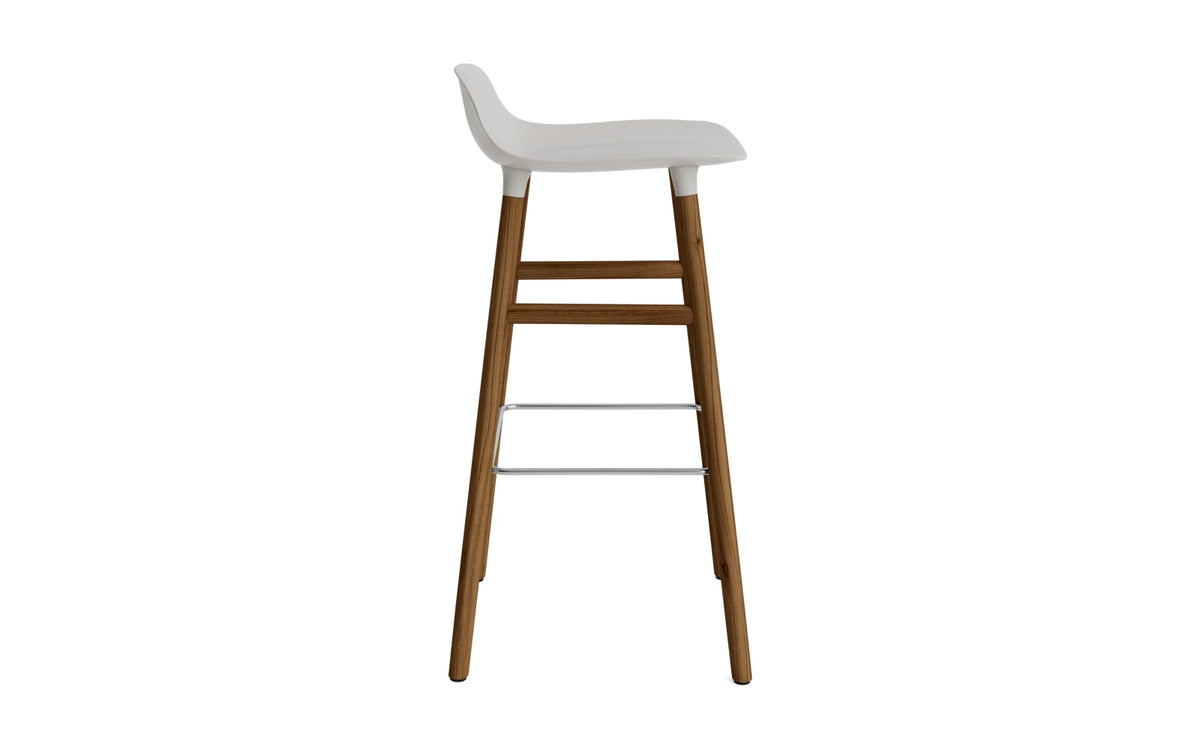 Form Barstuhl 75 cm Warmes Grau/Walnuss in Warmes Grau präsentiert im Onlineshop von KAQTU Design AG. Barstuhl ist von Normann Copenhagen