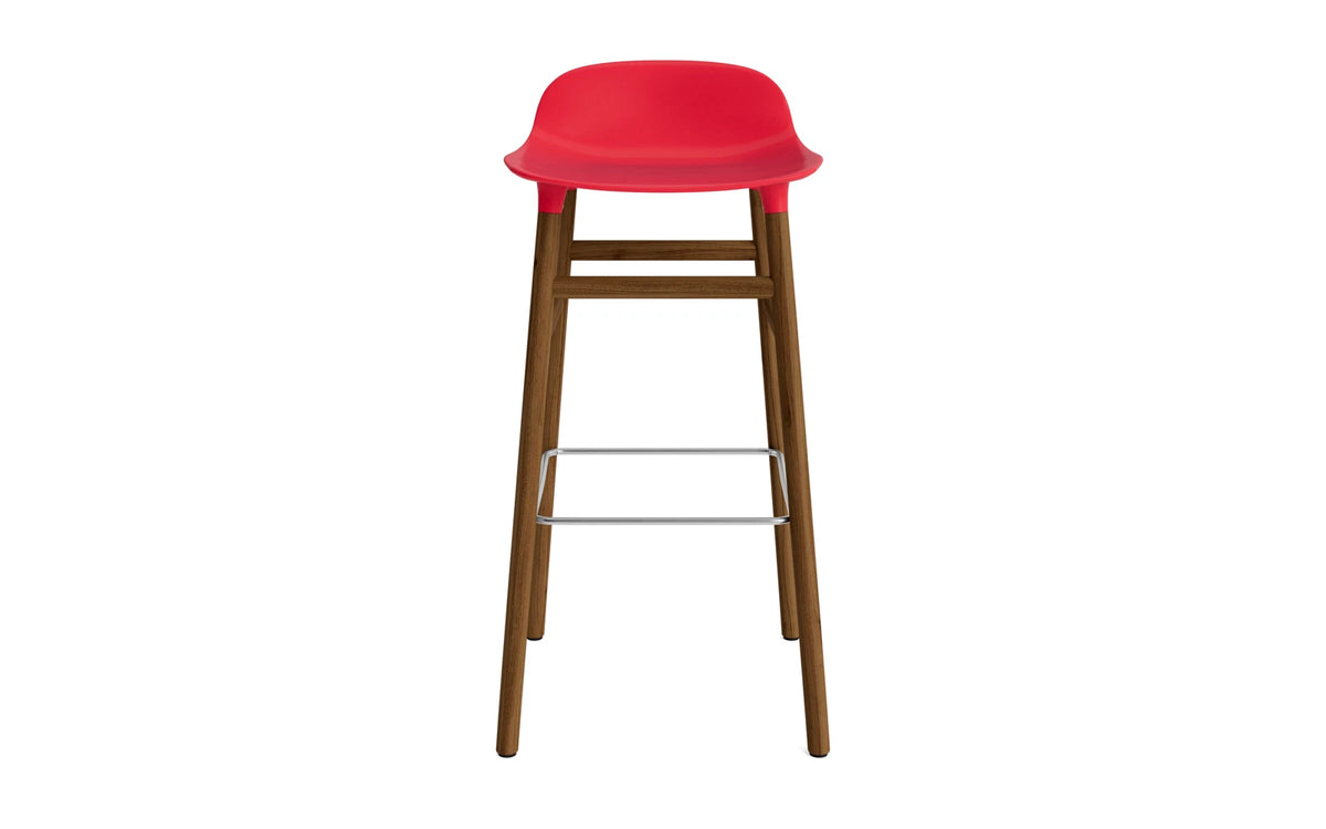 Form Barstuhl 75 cm Leuchtendes Rot/Walnuss in Leuchtendes Rot präsentiert im Onlineshop von KAQTU Design AG. Barstuhl ist von Normann Copenhagen