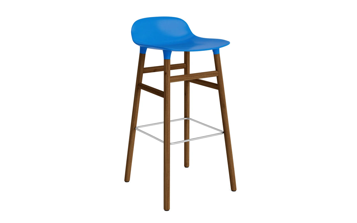Form Barstuhl 75 cm Leuchtendes Blau/Walnuss in Leuchtendes Blau präsentiert im Onlineshop von KAQTU Design AG. Barstuhl ist von Normann Copenhagen