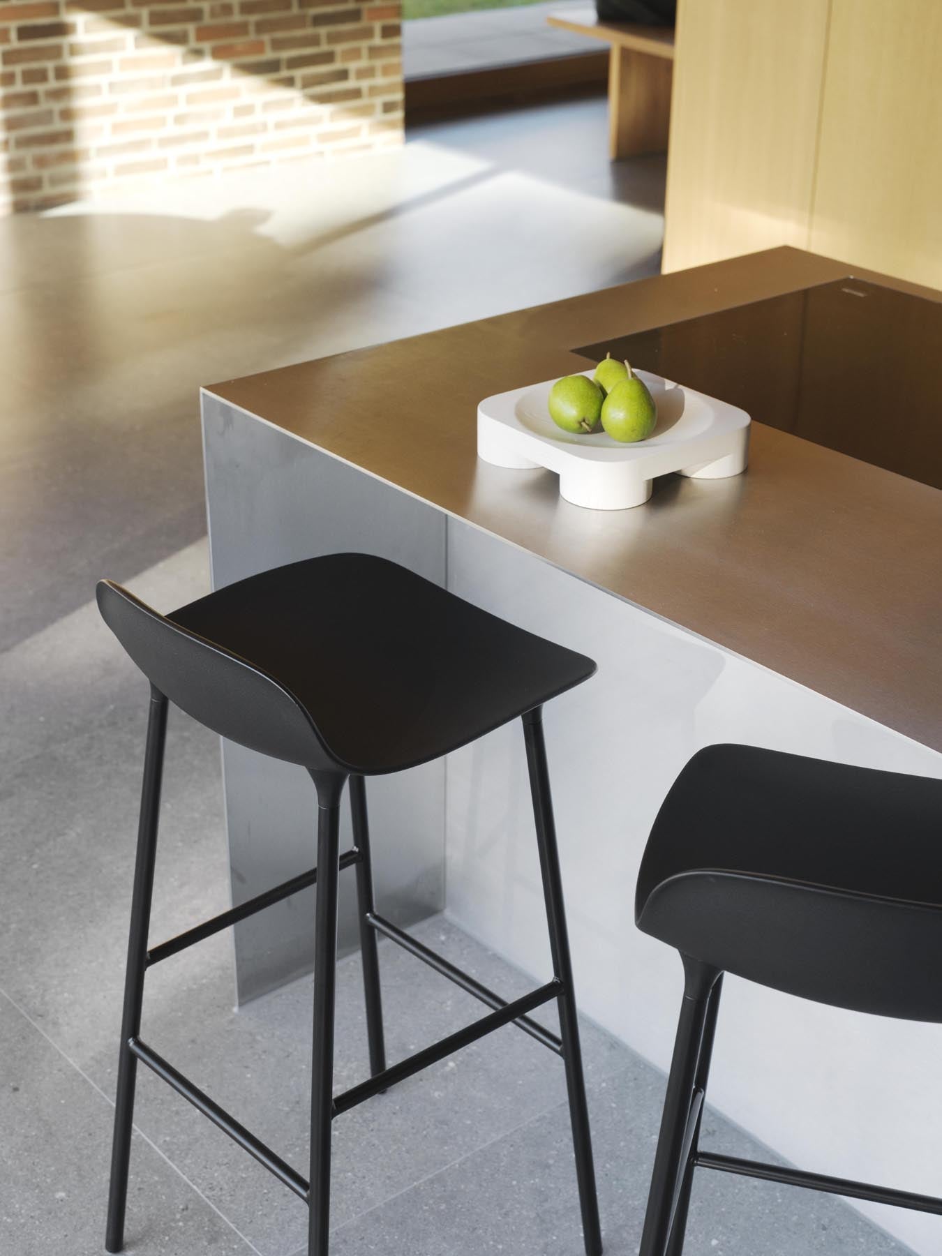 Form Barstuhl 75 cm Braun/Stahl in  präsentiert im Onlineshop von KAQTU Design AG. Barstuhl ist von Normann Copenhagen