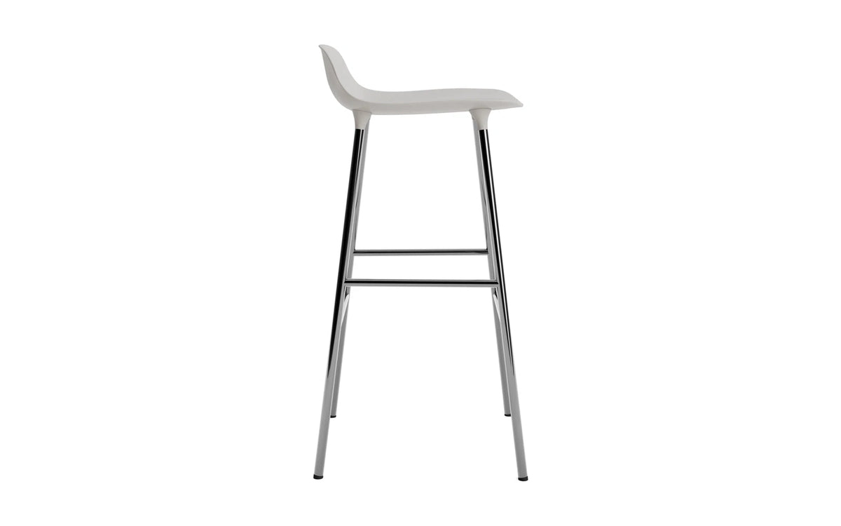 Form Barstuhl 75 cm Warmes Grau/Chrom in Warmes Grau präsentiert im Onlineshop von KAQTU Design AG. Barstuhl ist von Normann Copenhagen