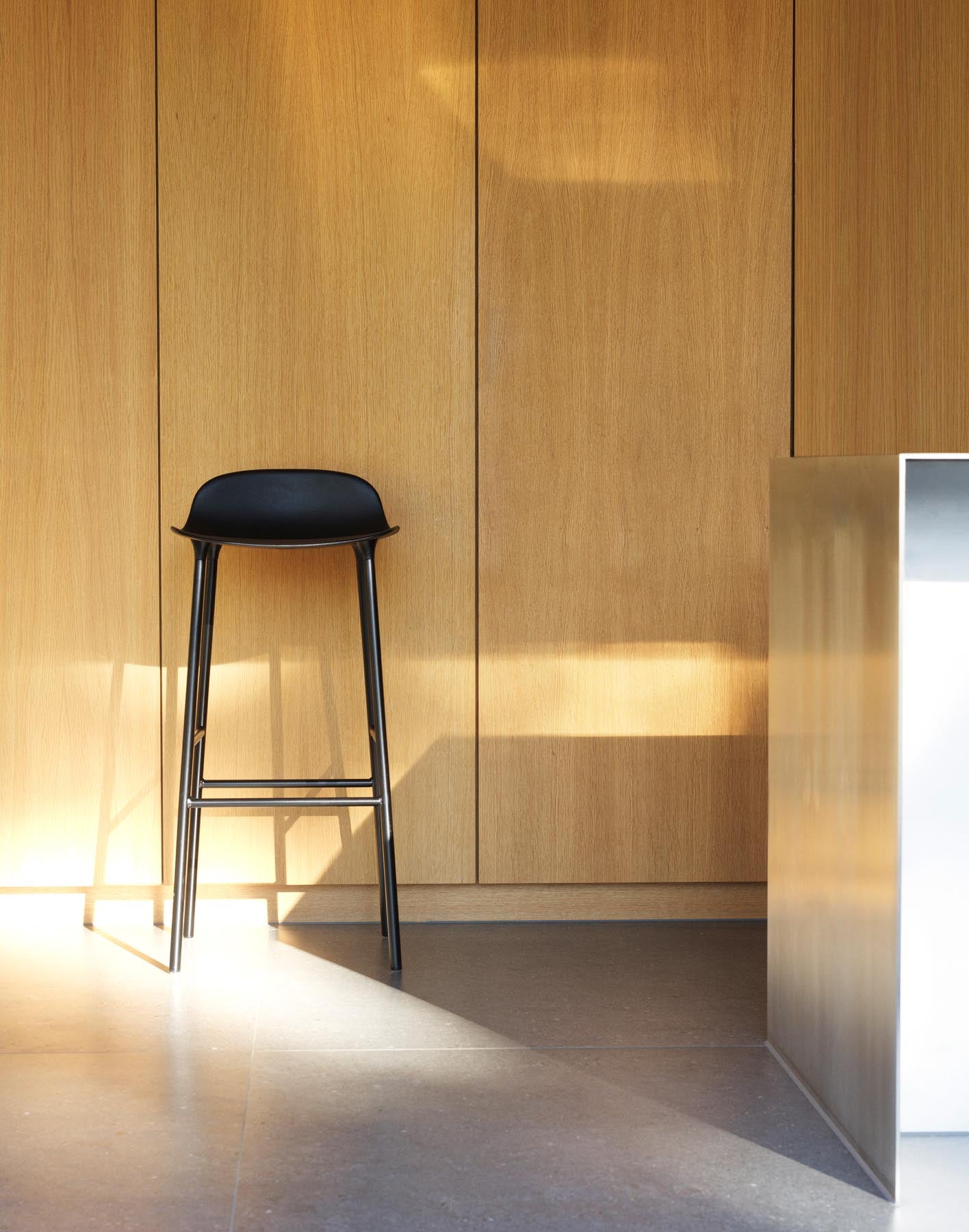 Entdecken Sie den Form Barstuhl 75 cm in Braun/Chrom von Normann Copenhagen – ein stilvolles, ergonomisches Design für Ihr Zuhause.