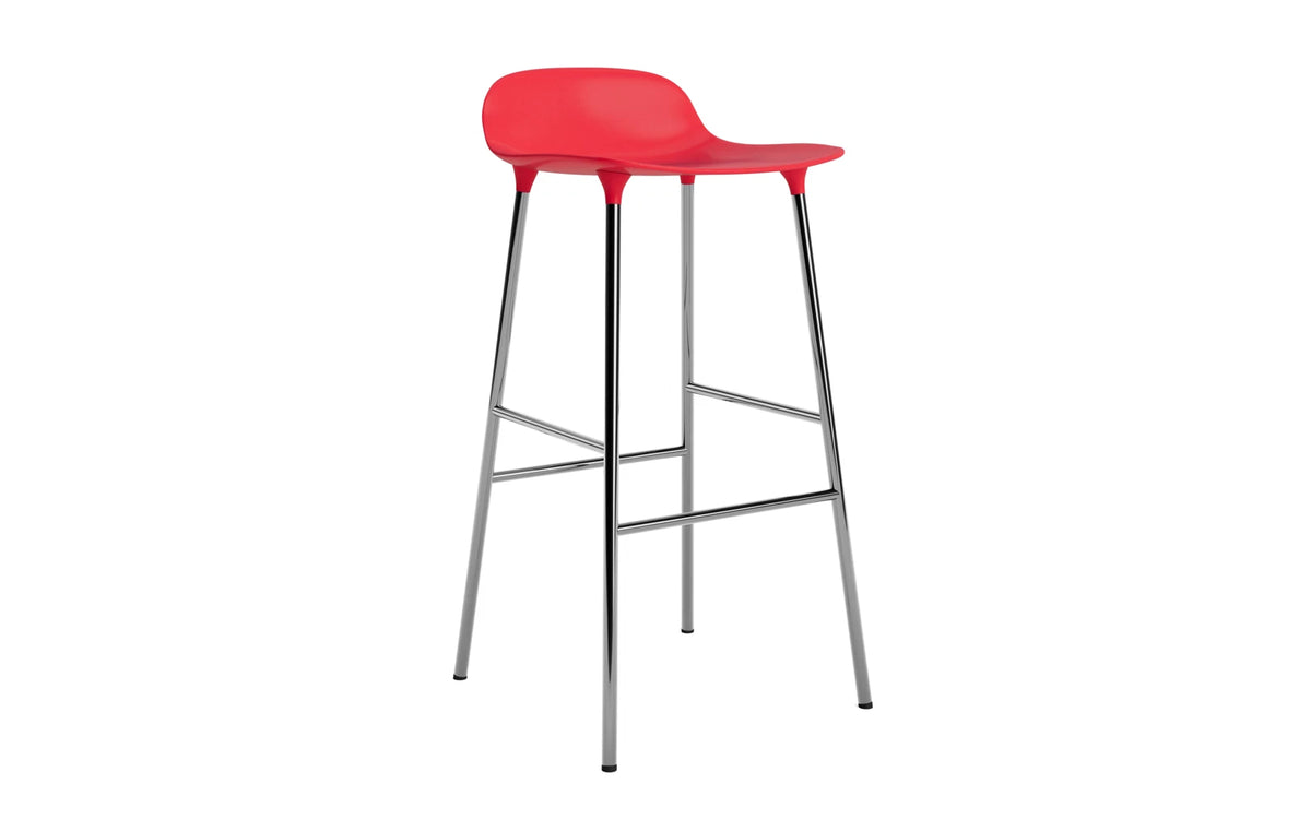 Form Barstuhl 75 cm Leuchtendes Rot/Chrom in Leuchtendes Rot präsentiert im Onlineshop von KAQTU Design AG. Barstuhl ist von Normann Copenhagen