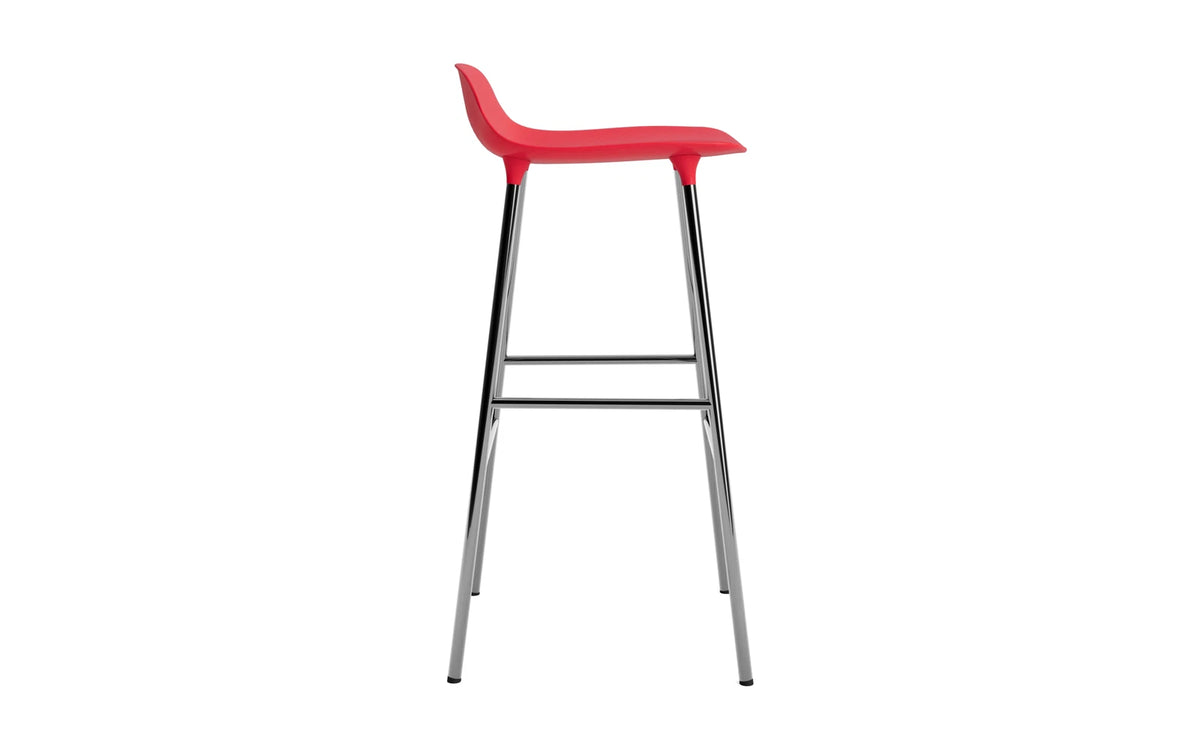Form Barstuhl 75 cm Leuchtendes Rot/Chrom in Leuchtendes Rot präsentiert im Onlineshop von KAQTU Design AG. Barstuhl ist von Normann Copenhagen