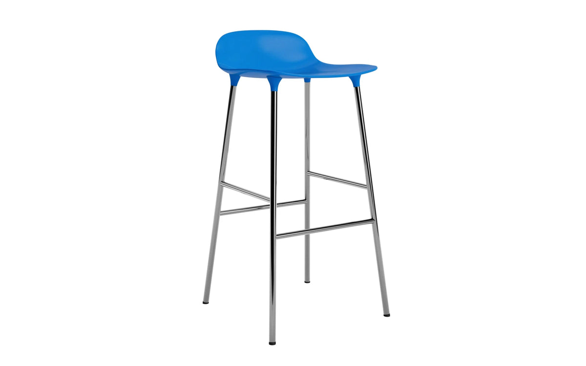 Form Barstuhl 75 cm Leuchtendes Blau/Chrom in Leuchtendes Blau präsentiert im Onlineshop von KAQTU Design AG. Barstuhl ist von Normann Copenhagen