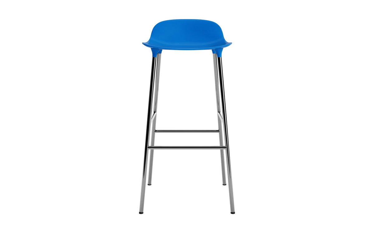 Form Barstuhl 75 cm Leuchtendes Blau/Chrom in Leuchtendes Blau präsentiert im Onlineshop von KAQTU Design AG. Barstuhl ist von Normann Copenhagen