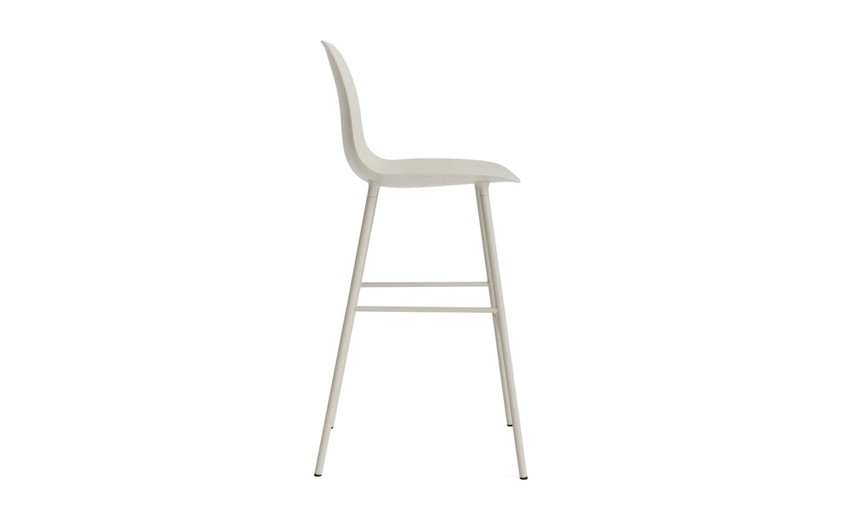 Form Barstuhl 75 cm Stahl Hellgrau in Hellgrau präsentiert im Onlineshop von KAQTU Design AG. Barstuhl ist von Normann Copenhagen