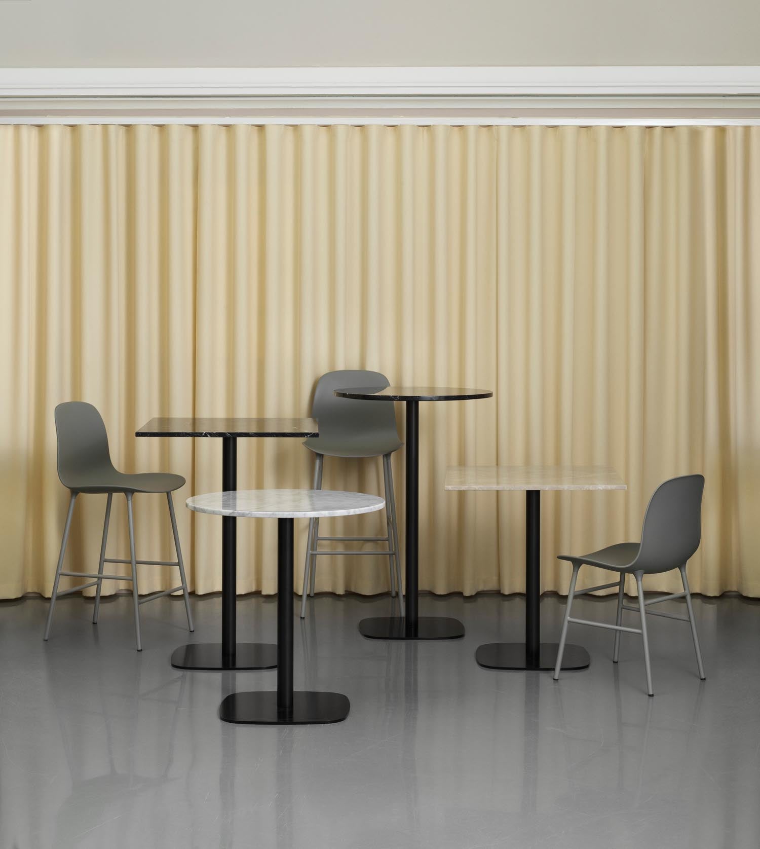 Entdecken Sie den Form Barstuhl 75 cm in leuchtendem Blau von Normann Copenhagen – ein stilvolles Möbelstück, das modernes Design und Funktionalität vereint.