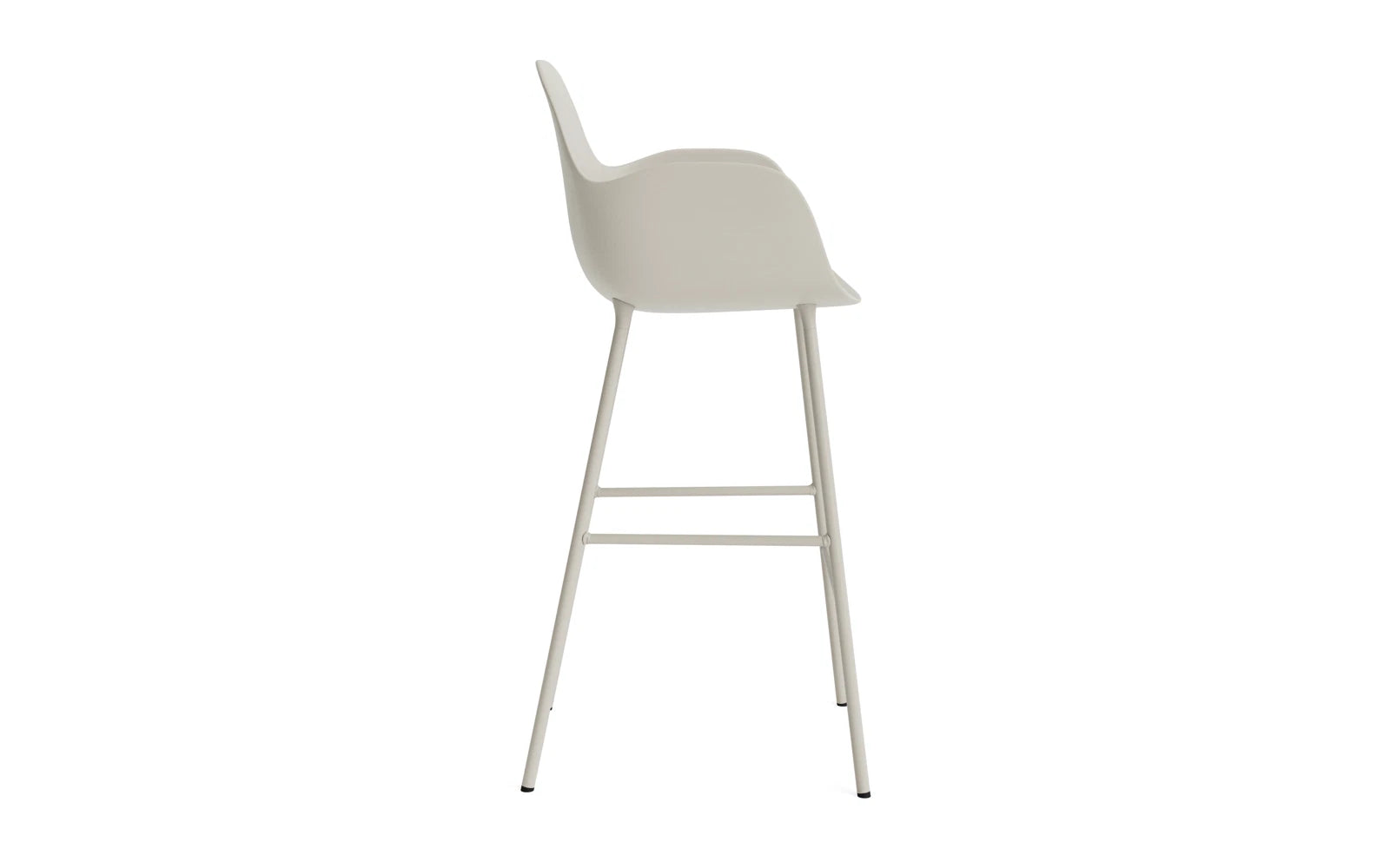Entdecken Sie den Form Barstuhl mit Armlehne von Normann Copenhagen. Mit 75 cm Höhe und stilvollem hellgrau vereint er modernes Design und hohen Sitzkomfort.