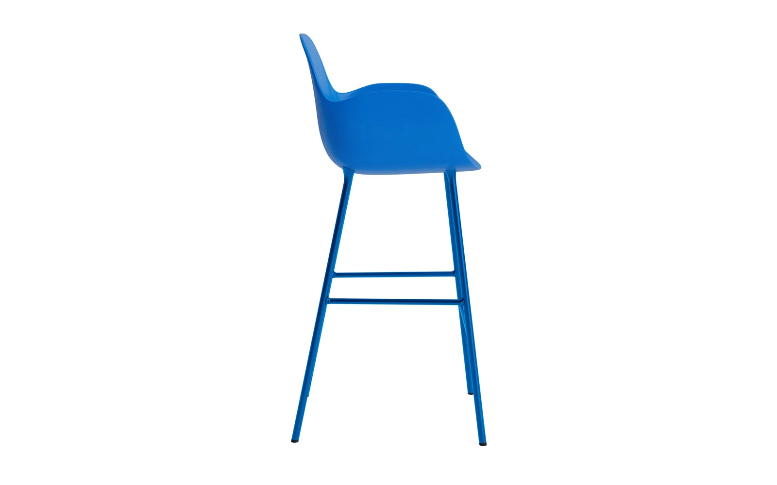 Form Barstuhl mit Armlehne 75 cm Stahl/Leuchtendes blau in  präsentiert im Onlineshop von KAQTU Design AG. Barstuhl ist von Normann Copenhagen