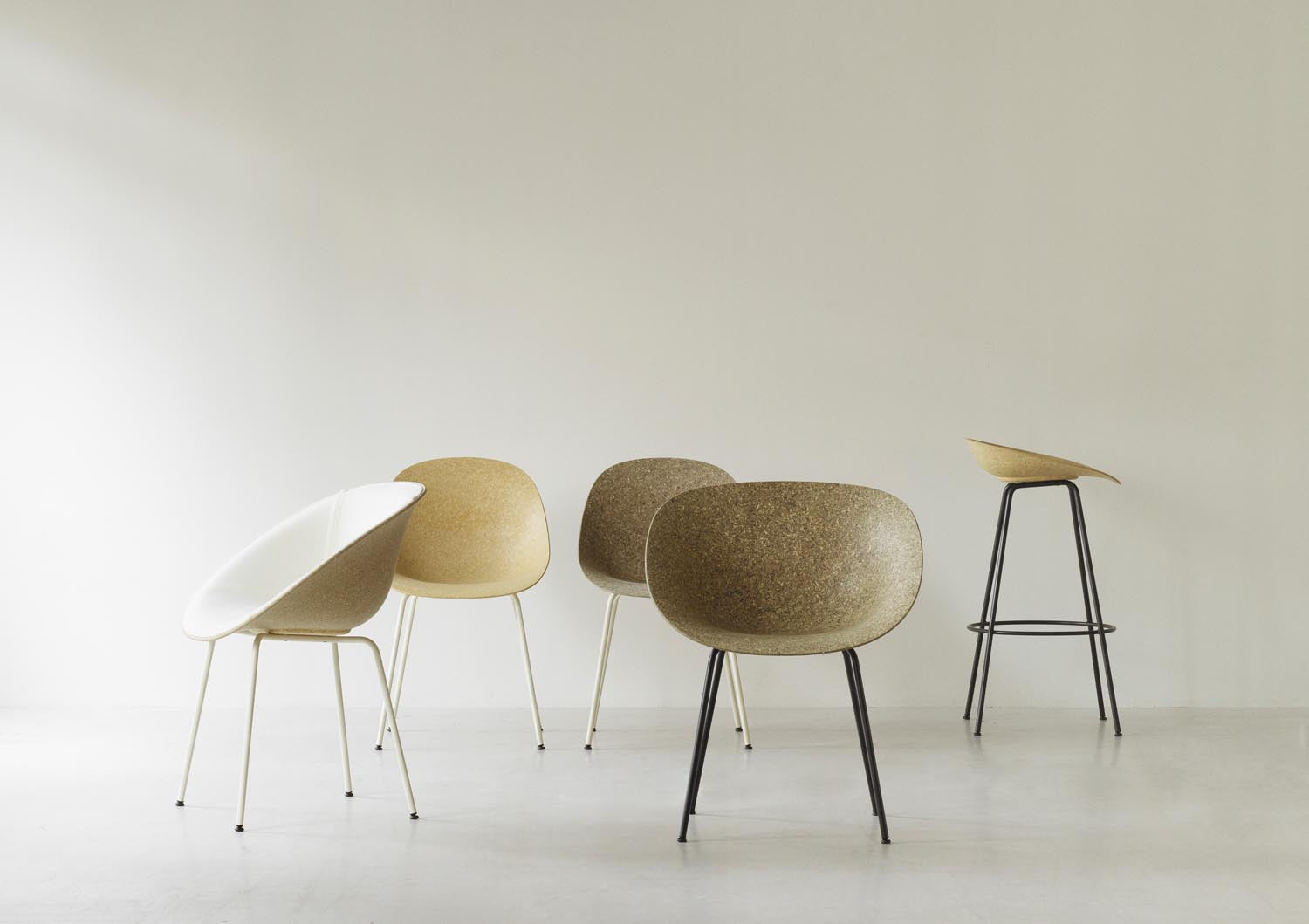 Mat Stuhl Creme stahl Seegras in  präsentiert im Onlineshop von KAQTU Design AG. Stuhl ist von Normann Copenhagen