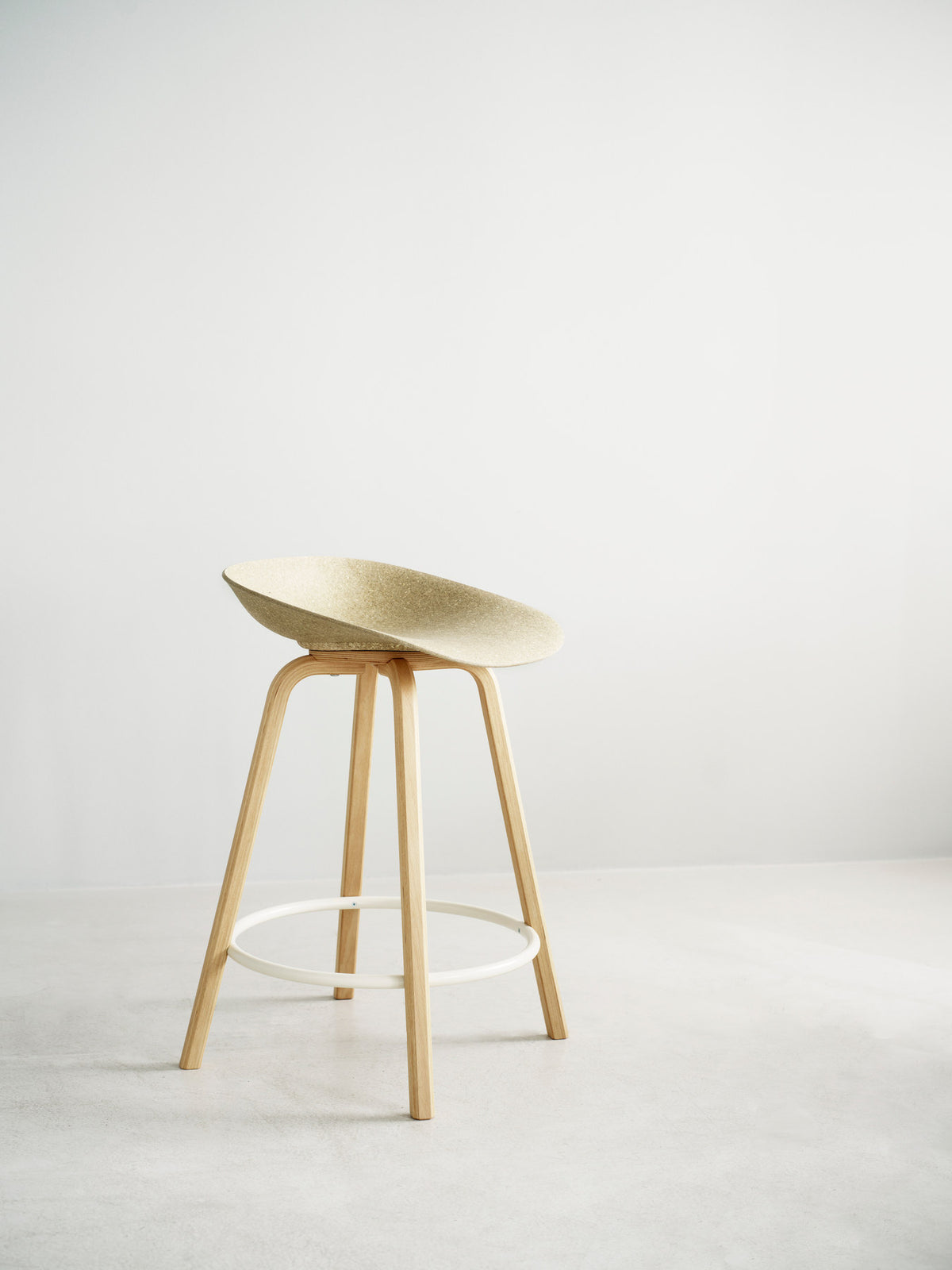 Mat Barstuhl 65 cm Buchenholz/schwarz in Seegras präsentiert im Onlineshop von KAQTU Design AG. Barstuhl ist von Normann Copenhagen