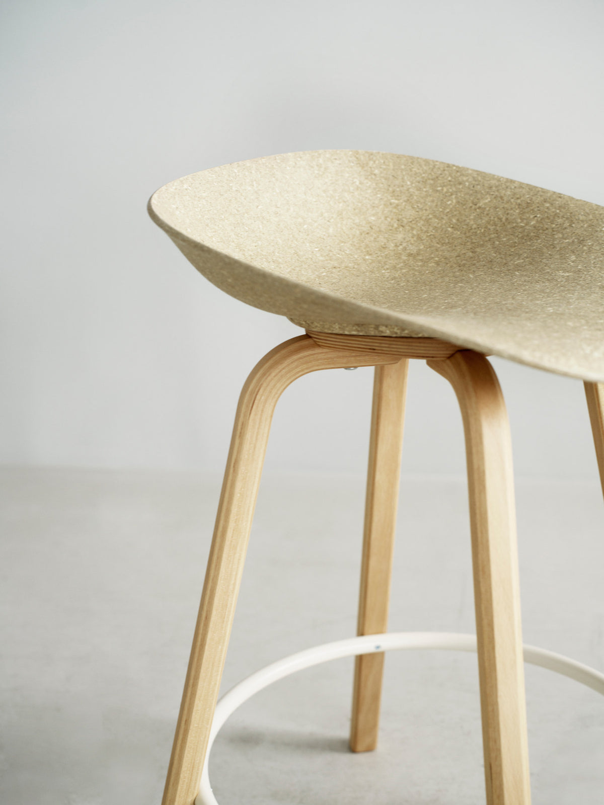 Mat Barstuhl 75 cm Buchenholz/creme in Hanffasern präsentiert im Onlineshop von KAQTU Design AG. Barstuhl ist von Normann Copenhagen