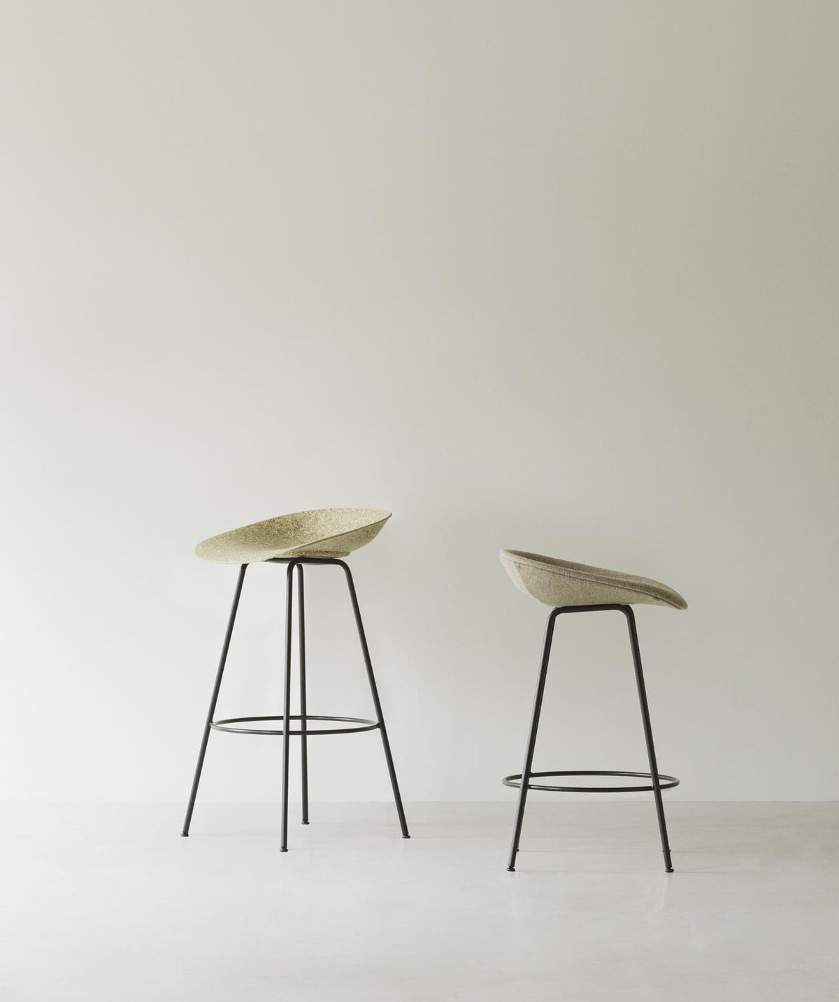 Mat Barstuhl 75 cm schwarzes Stahl Hanf in Hanf präsentiert im Onlineshop von KAQTU Design AG. Barstuhl ist von Normann Copenhagen