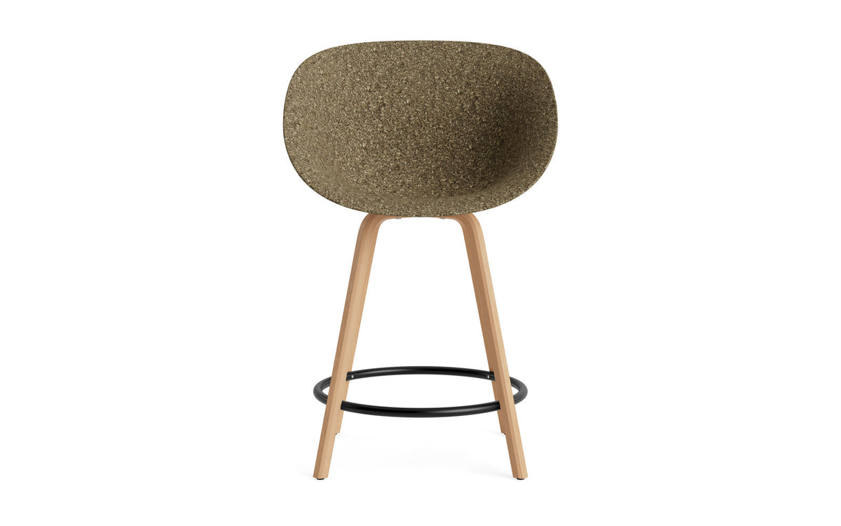 Mat Barstuhl mit Armlehne 65 cm Buchenholz/schwarz in Seegras präsentiert im Onlineshop von KAQTU Design AG. Barstuhl ist von Normann Copenhagen