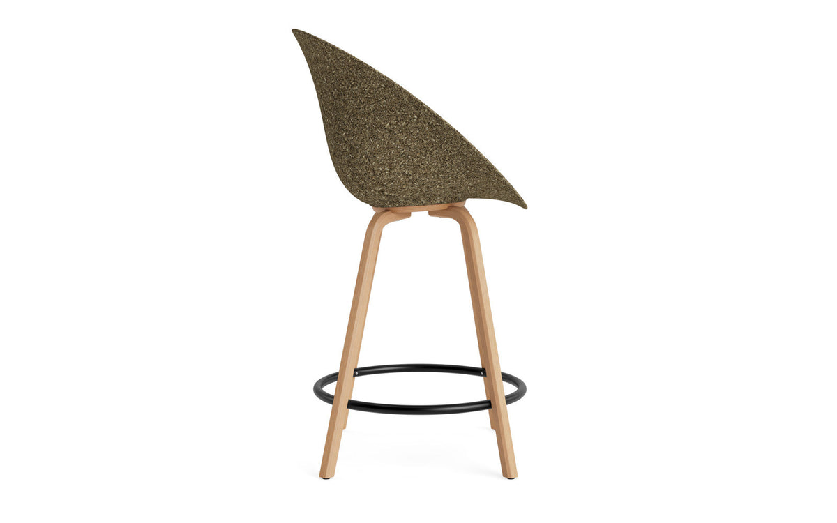 Mat Barstuhl mit Armlehne 65 cm Buchenholz/schwarz in Seegras präsentiert im Onlineshop von KAQTU Design AG. Barstuhl ist von Normann Copenhagen