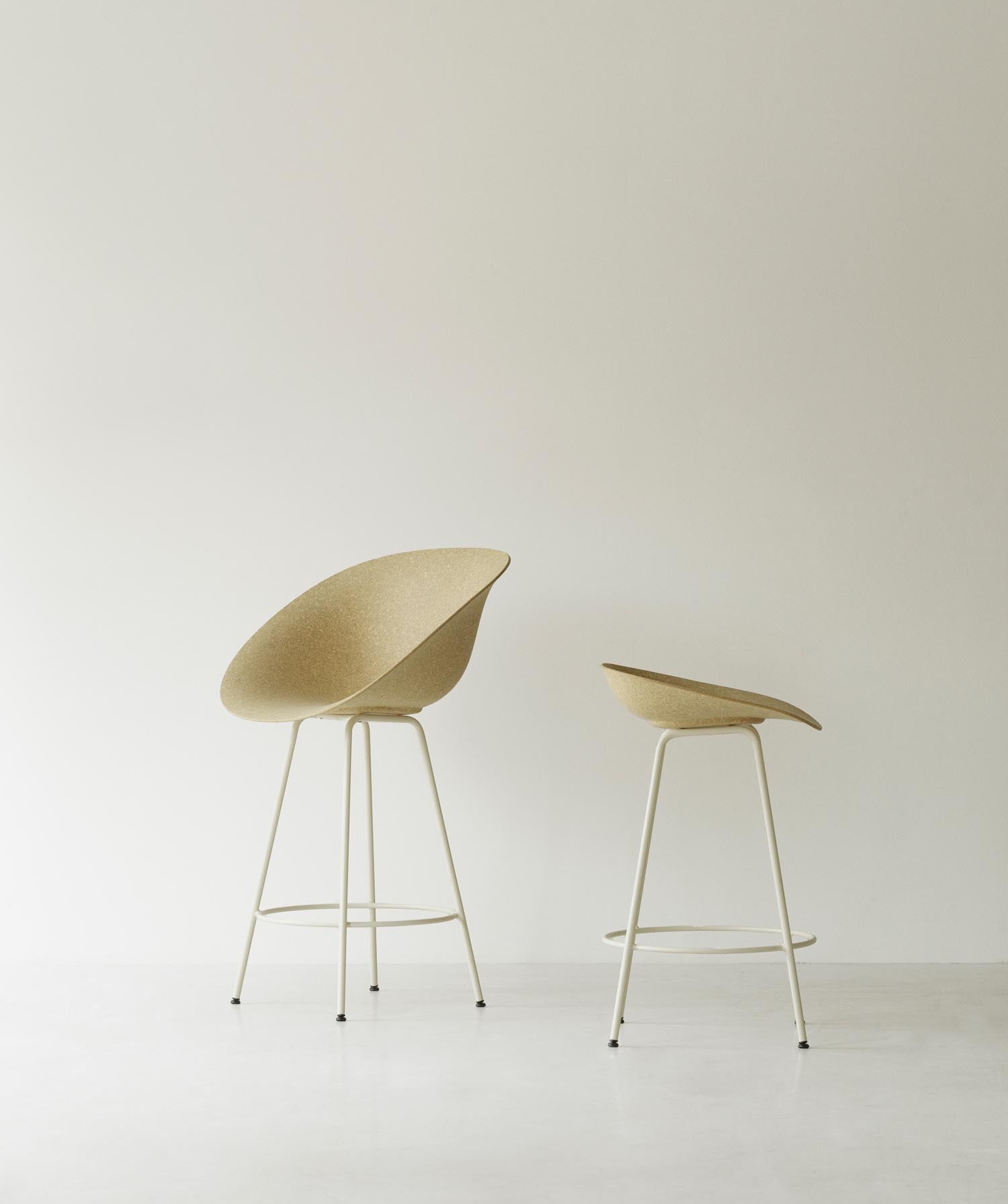 Mat Barstuhl mit Armlehne 65 cm schwarzes Stahl Hanf in  präsentiert im Onlineshop von KAQTU Design AG. Barstuhl ist von Normann Copenhagen