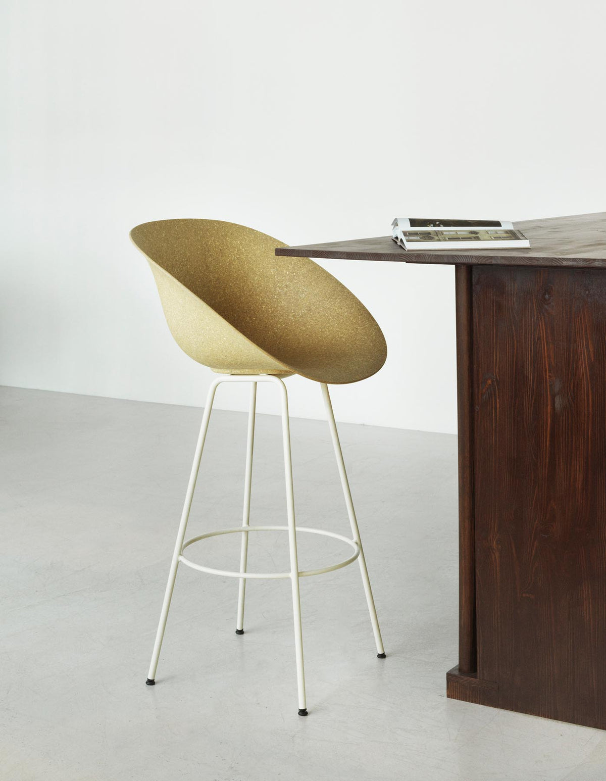 Mat Barstuhl mit Armlehne 75 cm schwarzes Stahl Hanf in Hanf präsentiert im Onlineshop von KAQTU Design AG. Barstuhl ist von Normann Copenhagen