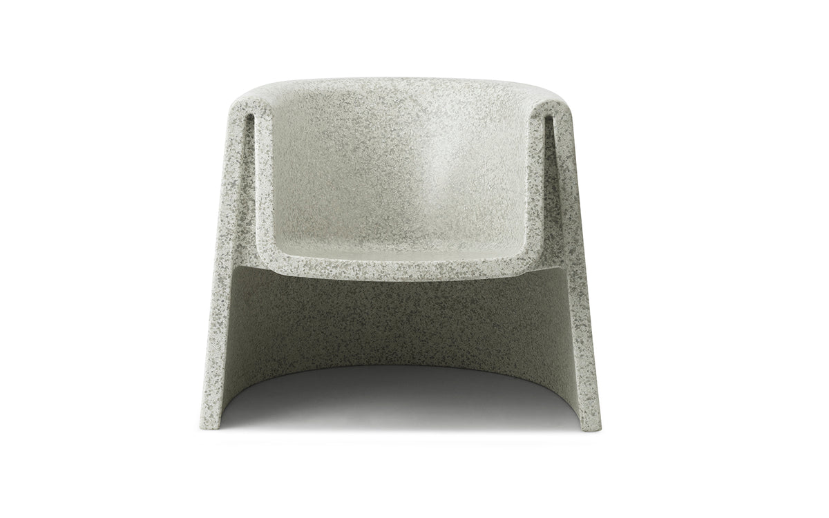 Weisser Bit Loungesessel mit Armlehnen von Normann Copenhagen, hergestellt aus recyceltem Kunststoff mit pixeliger Oberflächenstruktur.