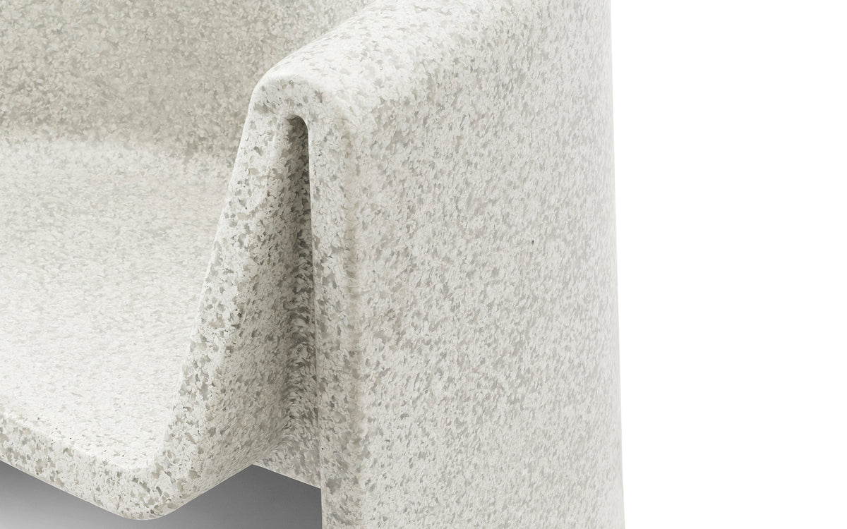 Weisser Bit Loungesessel mit Armlehnen von Normann Copenhagen, hergestellt aus recyceltem Kunststoff mit pixeliger Oberflächenstruktur.
