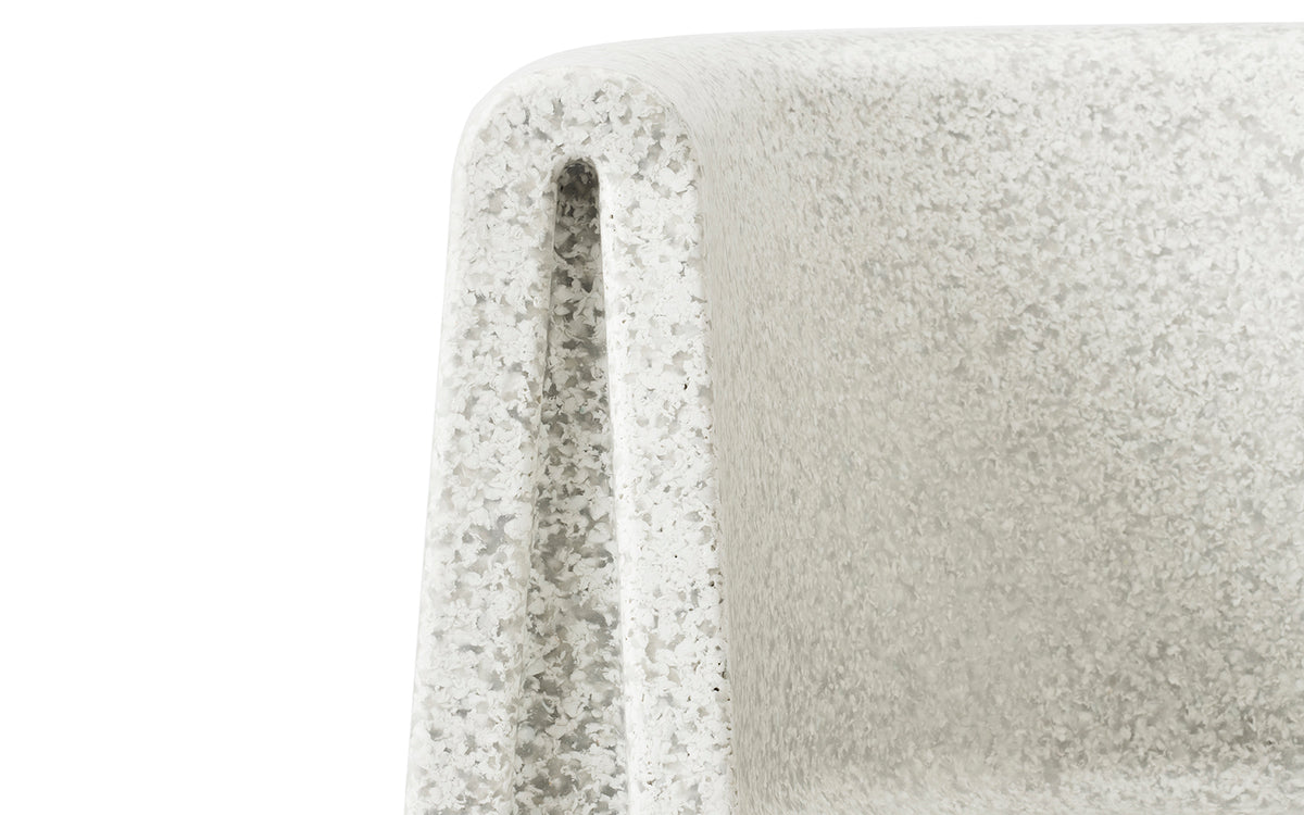 Weisser Bit Loungesessel mit Armlehnen von Normann Copenhagen, hergestellt aus recyceltem Kunststoff mit pixeliger Oberflächenstruktur.