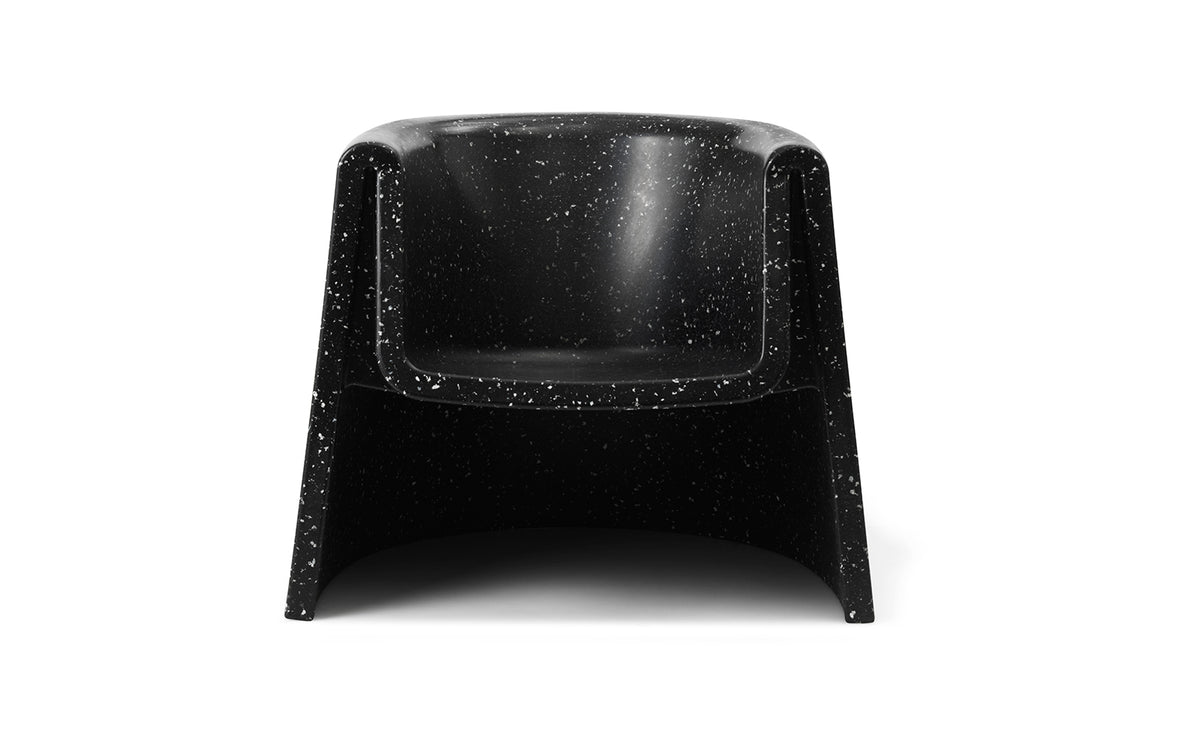 Weisser Bit Loungesessel mit Armlehnen von Normann Copenhagen, hergestellt aus recyceltem Kunststoff mit pixeliger Oberflächenstruktur.