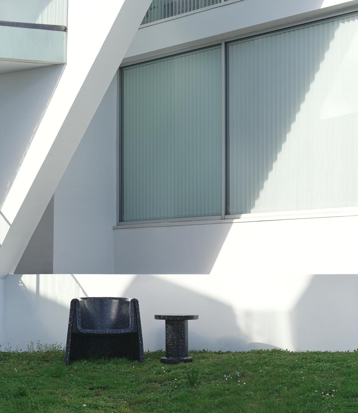 Weisser Bit Loungesessel mit Armlehnen von Normann Copenhagen, hergestellt aus recyceltem Kunststoff mit pixeliger Oberflächenstruktur.