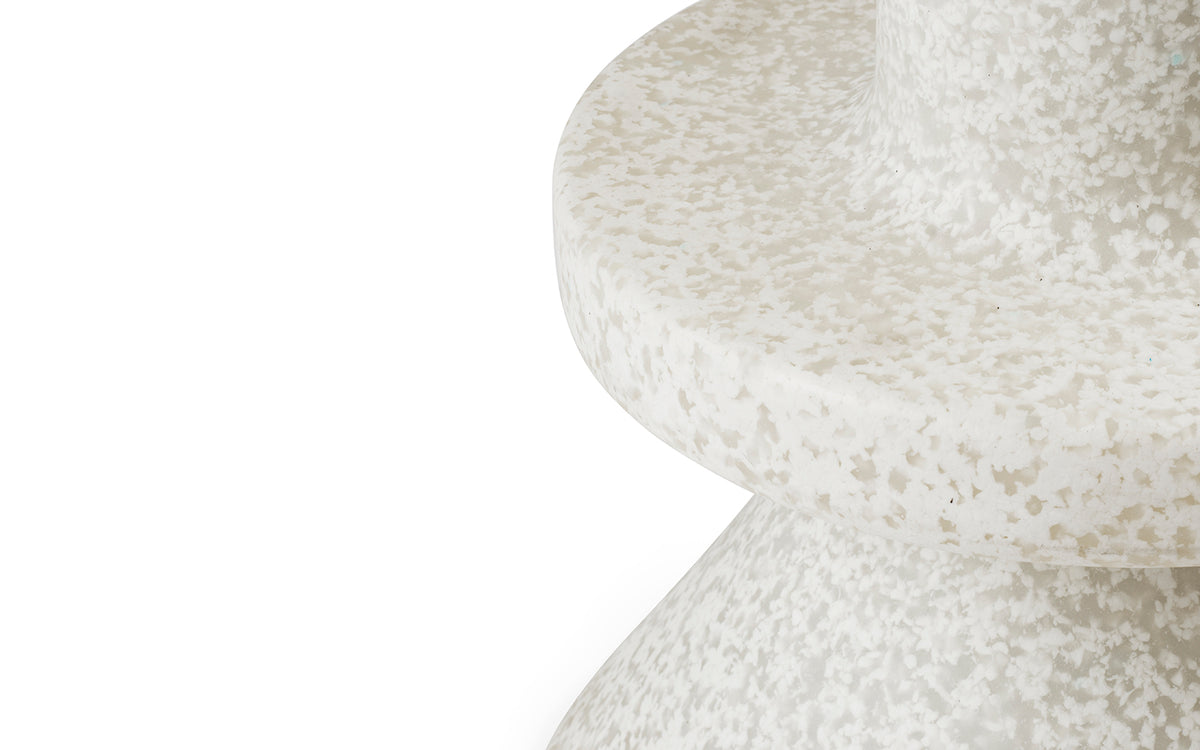 Weisser Barhocker Bit Barstool 65 cm von Normann Copenhagen aus recyceltem Kunststoff mit pixeligem Muster und Aluminiumgestell.