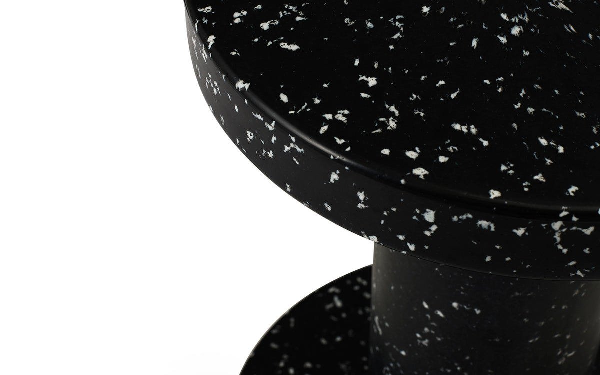 Weisser Barhocker Bit Barstool 65 cm von Normann Copenhagen aus recyceltem Kunststoff mit pixeligem Muster und Aluminiumgestell.