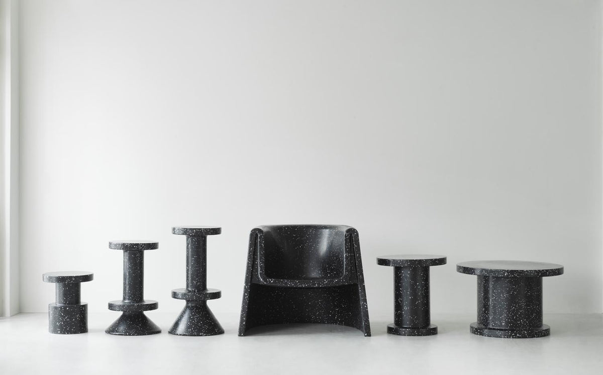 Weisser Barhocker Bit Barstool 65 cm von Normann Copenhagen aus recyceltem Kunststoff mit pixeligem Muster und Aluminiumgestell.