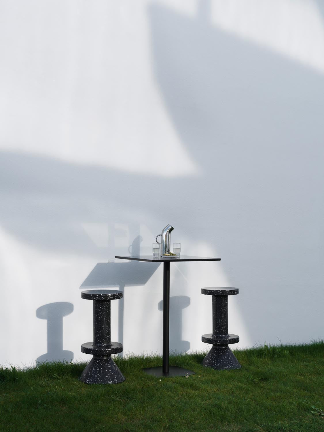 Weisser Barstuhl Bit von Normann Copenhagen aus recyceltem Kunststoff mit pixeligem Muster, Aluminium- und Edelstahlelementen, Sitzhöhe 75 cm.