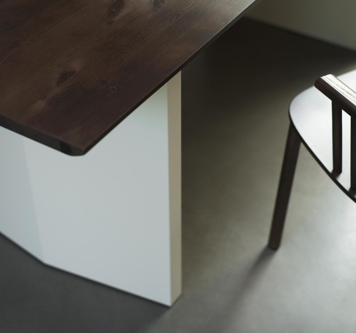Esstisch Panel Table von Normann Copenhagen mit dunkelbraun gebeizter Kiefernholzplatte und schwarzem, pulverbeschichtetem Stahluntergestell, schräg geschnittene Kanten.