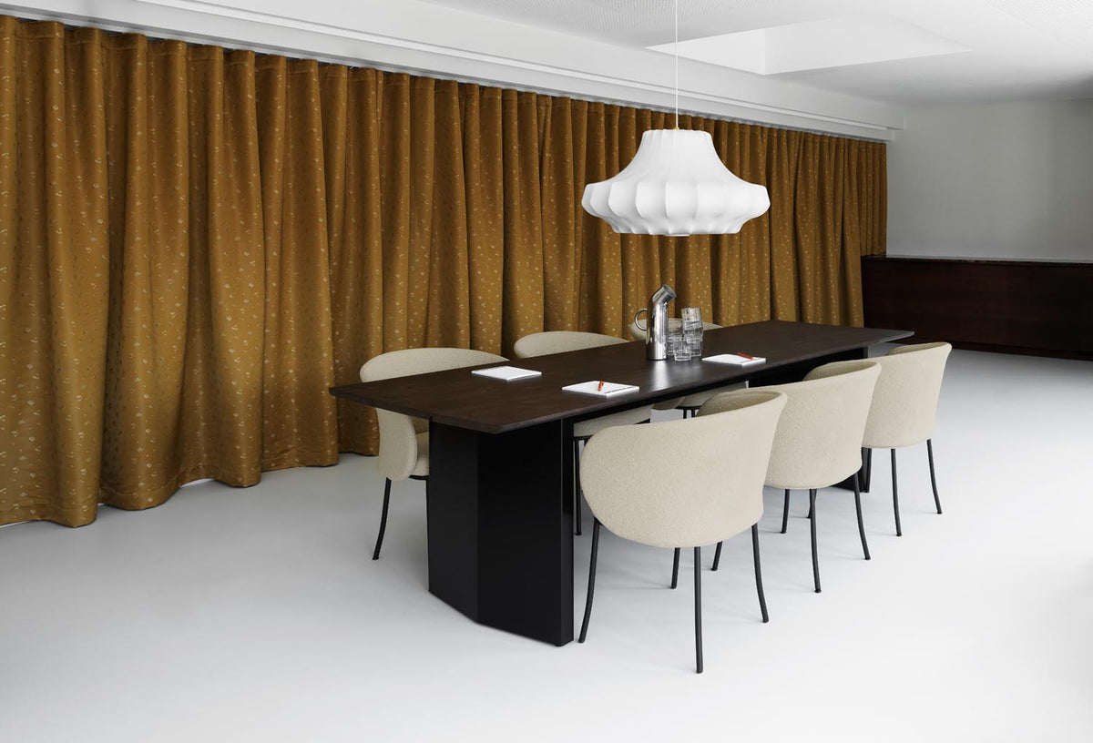 Esstisch Panel Table von Normann Copenhagen mit dunkelbrauner Kiefernholzplatte und schwarzen Stahlbeinen, leicht schräg geschnitten.