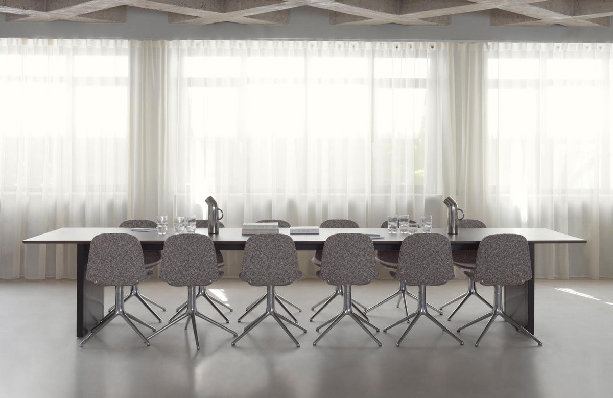 Esstisch Panel Table von Normann Copenhagen mit Tischplatte aus Kiefernholz in Dunkelbraun und schwarzem Stahluntergestell, 420x100 cm.