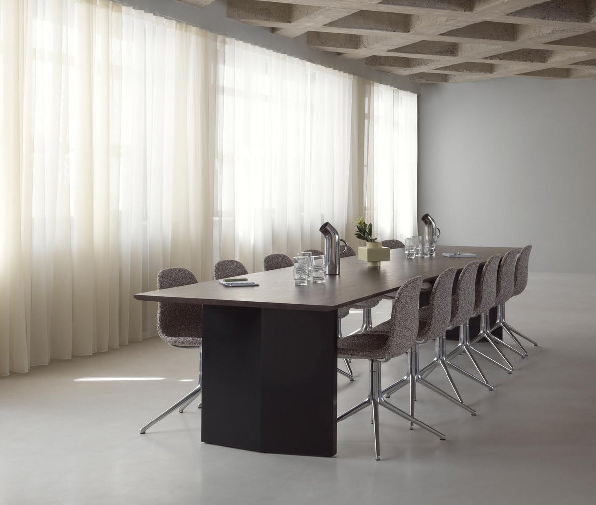Esstisch Panel Table von Normann Copenhagen mit Tischplatte aus Kiefernholz in Dunkelbraun und schwarzem Stahluntergestell, 420x100 cm.