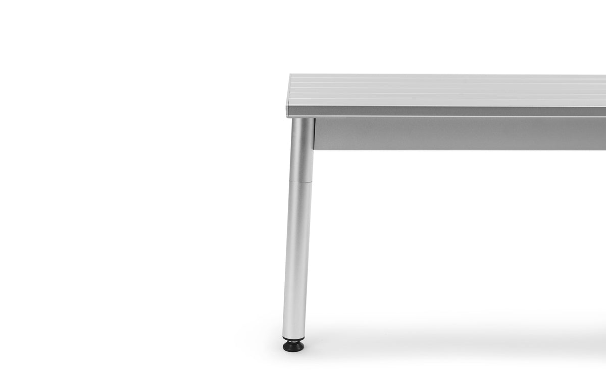 Gartenbank Ex von Normann Copenhagen aus eloxiertem Aluminium mit schlanken, leicht versetzten Profilen und vier angewinkelten Beinen.