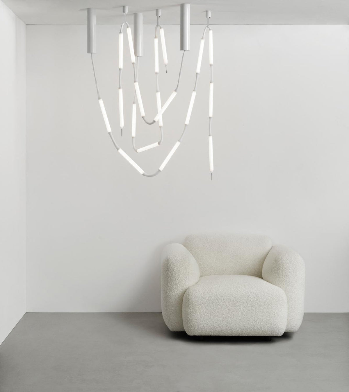 Weisse Pendelleuchte Reb Lampe 5 von Normann Copenhagen mit fünf netzartigen Acrylrohr-Modulen aus PET, PMMA und Aluminium, hängend von der Decke.