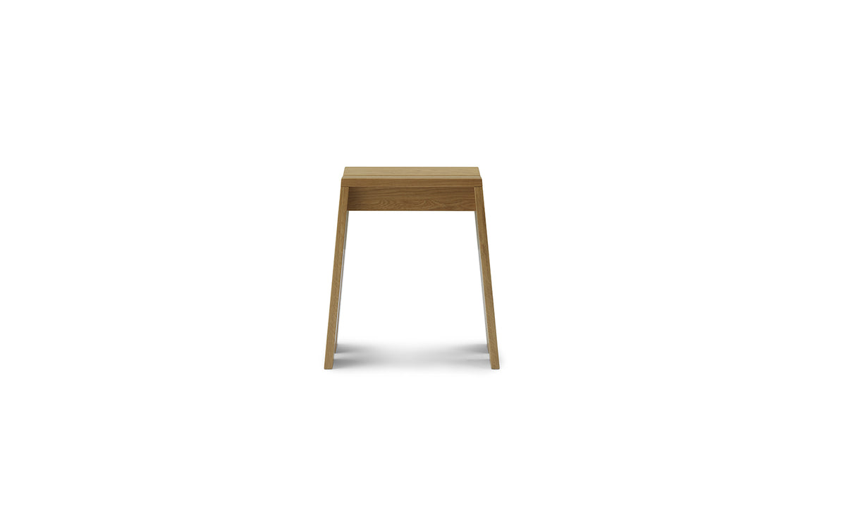 Hocker Let von Normann Copenhagen aus lackierter Eiche mit zwei parallelen, leicht geneigten Holzplanken als Sitzfläche und Beinen.