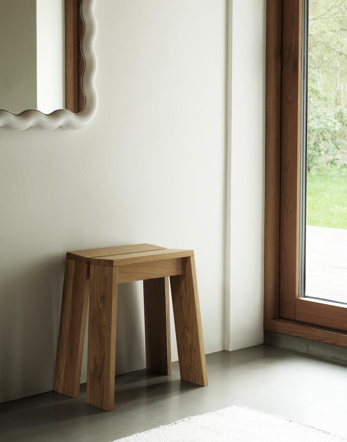 Hocker Let von Normann Copenhagen aus lackierter Eiche mit zwei parallelen, leicht geneigten Holzplanken als Sitzfläche und Beinen.