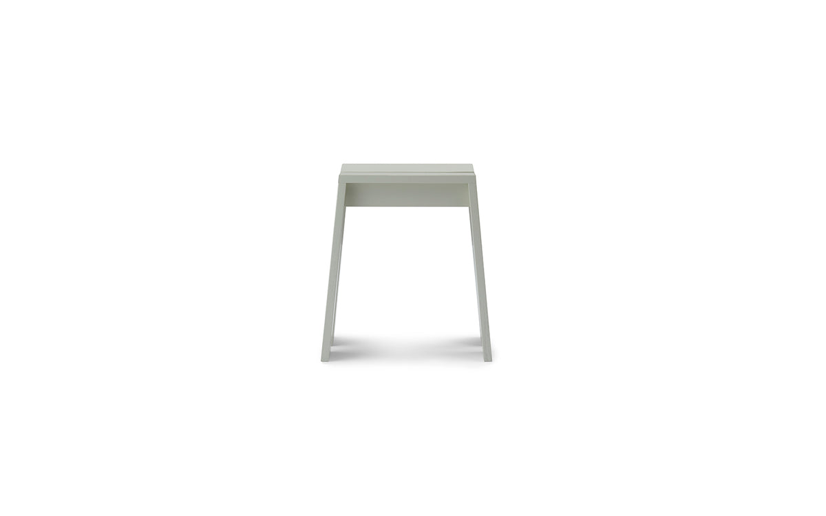 Hocker Let von Normann Copenhagen aus lackierter Eiche mit zwei parallelen, leicht geneigten Holzplanken als Sitzfläche und Beinen.