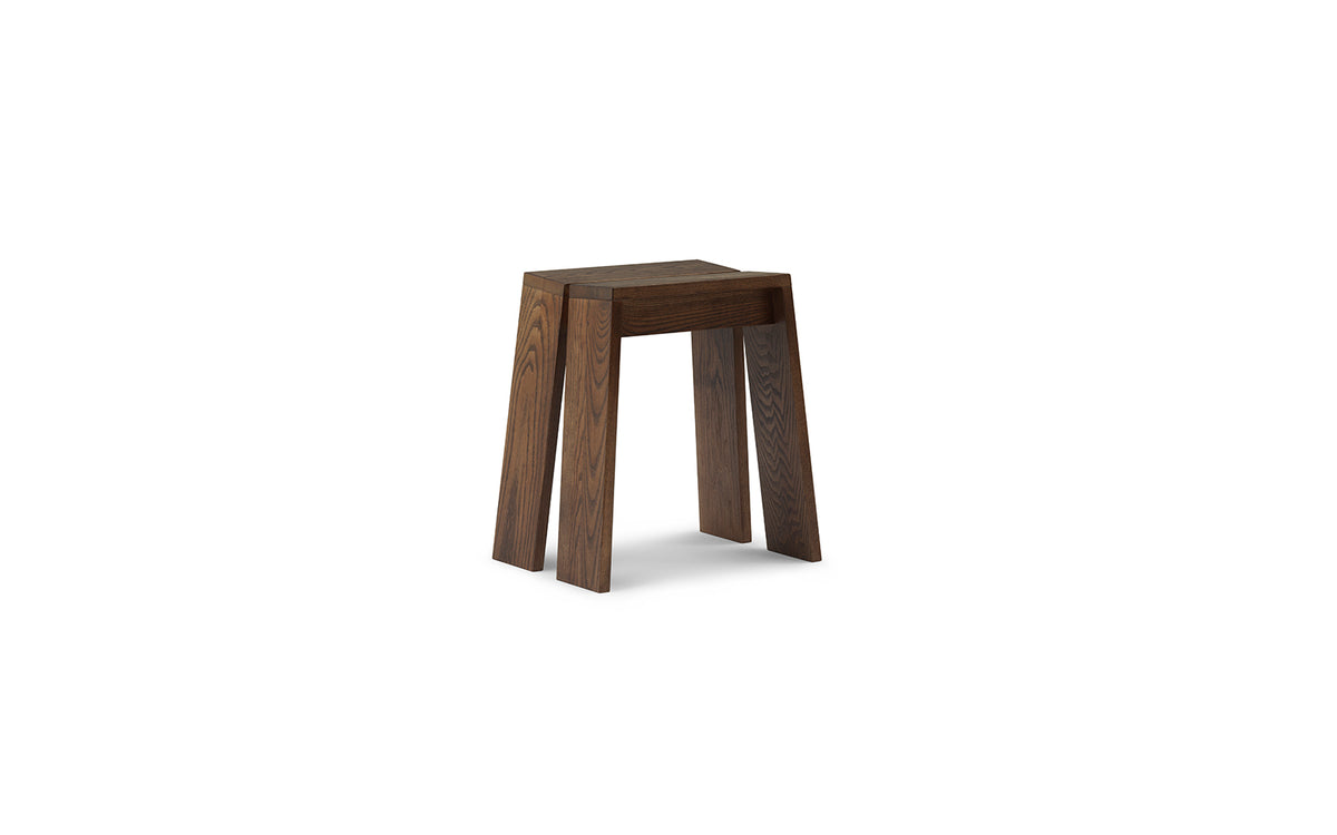 Hocker Let von Normann Copenhagen aus lackierter Eiche mit zwei parallelen, leicht geneigten Holzplanken als Sitzfläche und Beinen.
