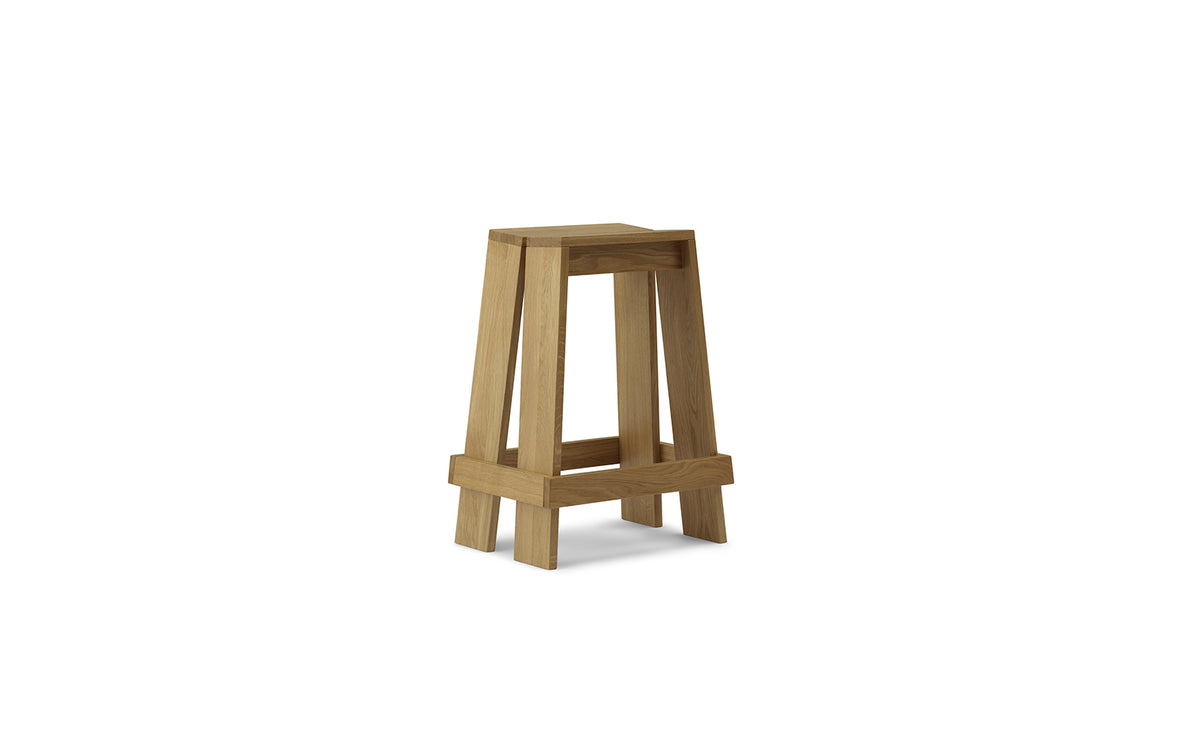 Barhocker Let 65 cm von Normann Copenhagen aus lackierter Eiche mit zwei parallelen, leicht geneigten Holzbrettern als Sitzfläche.
