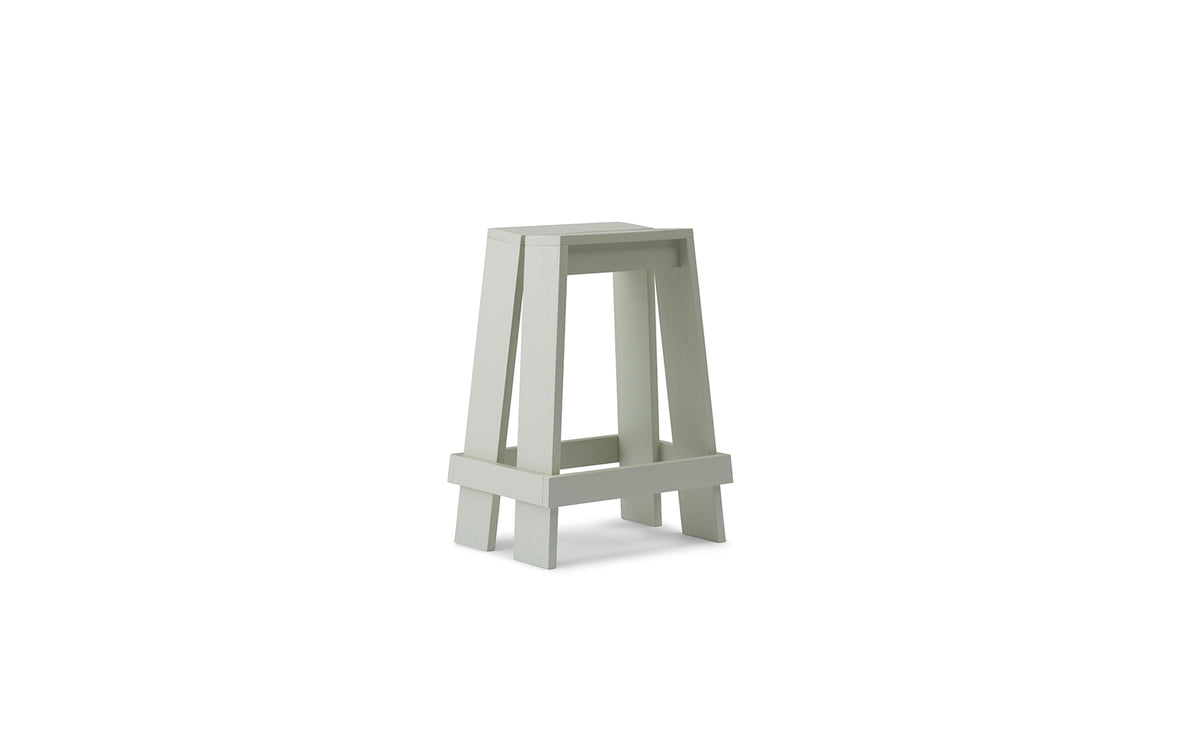 Barhocker Let 65 cm von Normann Copenhagen aus lackierter Eiche mit zwei parallelen, leicht geneigten Holzbrettern als Sitzfläche.